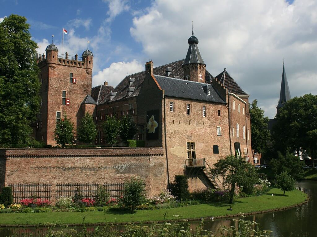 Castles In Netherlands: Huis Bergh Castle