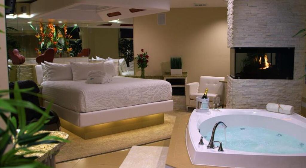 Hotels with Hot Tub in Room