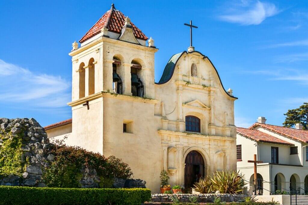 monterey things to do: San Carlos Cathedral Church