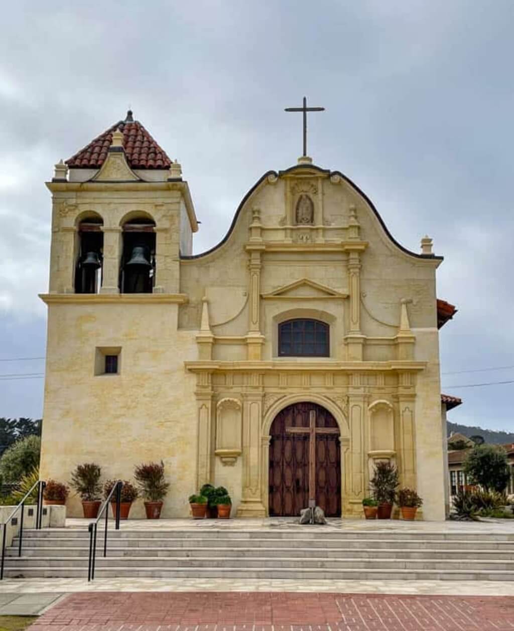 monterey things to do: San Carlos Cathedral Church