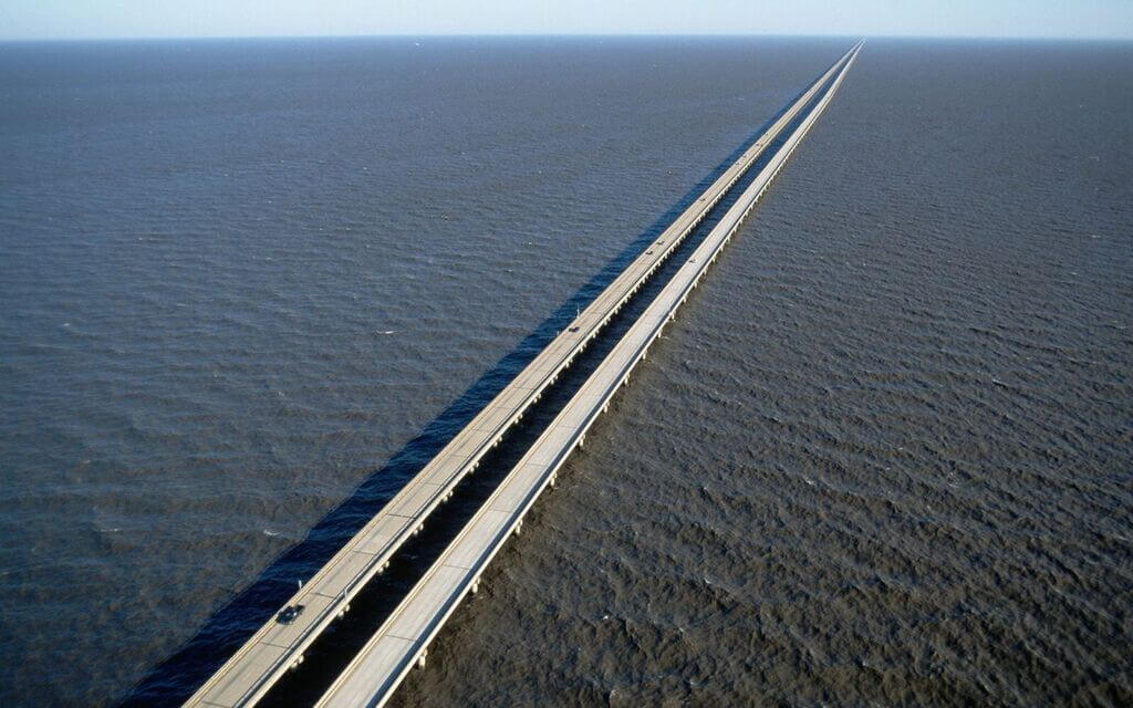Lake Pontchartrain Causeway: world's longest bridge
